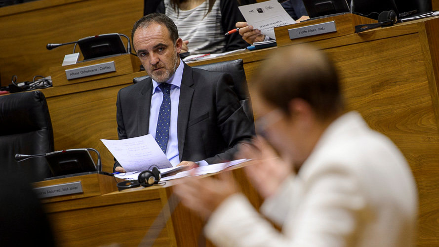 El portavoz de UPN, Javier Esparza, mira fijamente a la Presidenta del Gobierno de Navarra, Uxue Barkos durante su discurso en el Parlamento de Navarra. PABLO LASAOSA