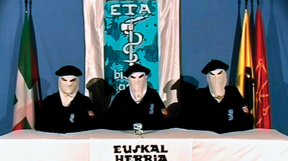 Imagen de uno de los comunicados de la banda terrorista ETA en vídeo. ARCHIVO
