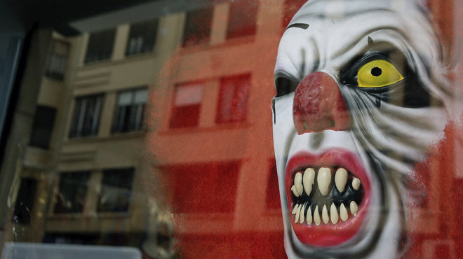 Máscara de un payaso diabólico expuesta en un escaparate para su venta. JUAN CARLOS CÁRDENAS / EFE