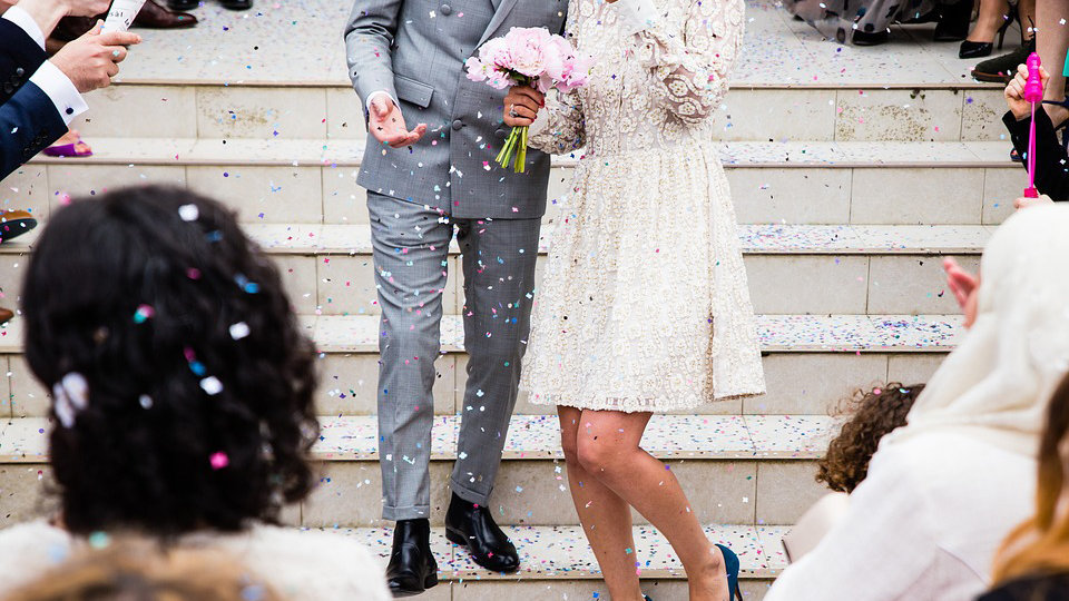 Imagen de una pareja de novios saliendo de la iglesia tras celebrar su boda ARCHIVO