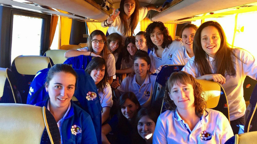Las jugadoras del Txantrea FS en el autobús que les ha llevado a Madrid. Twitter Txantrea.