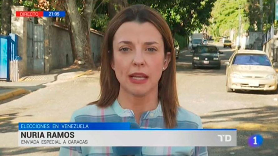 La corresponsal de RTVE Nuria Ramos, en una conexión en directo desde Caracas.