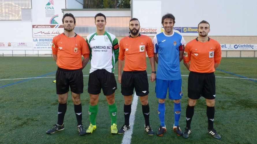 Trio arbitral y capitanes del Oberena - Peña Sport.