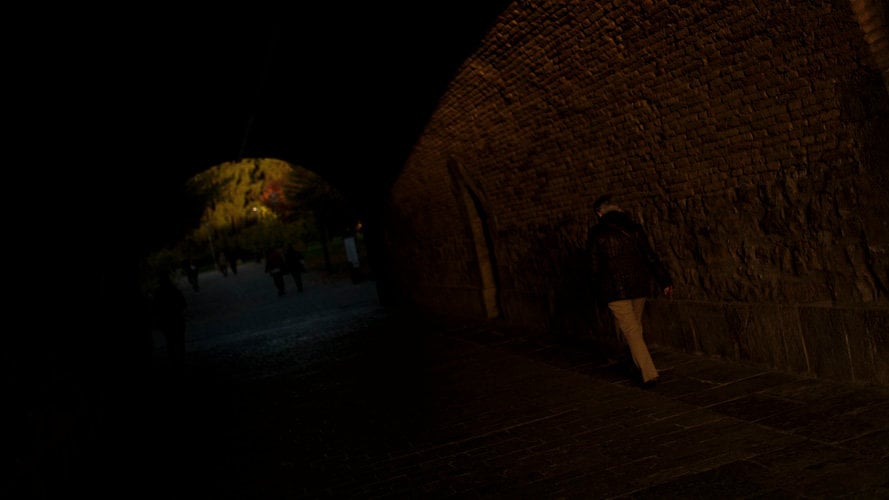 Una mujer pasea al atardecer por La Ciudadela de Pamplona. Tiempo PABLO LASAOSA