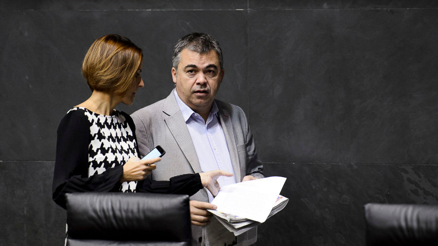 Los socialistas María Chivite y Santos Cerdán hablan en el Parlamento de Navarra. PABLO LASAOSA