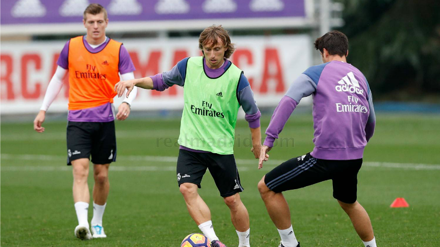 Luka Modric se entrena con sus compañeros antes de jugar ante el Leganés. Foto web R. Madrid.