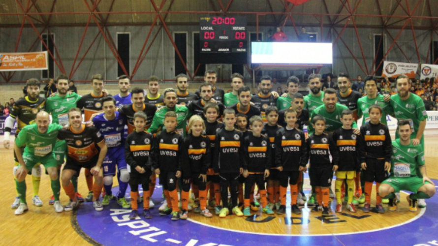Los dos equipos posan con la cantera del Aspil Vidal. Foto web Ribera Navarra.