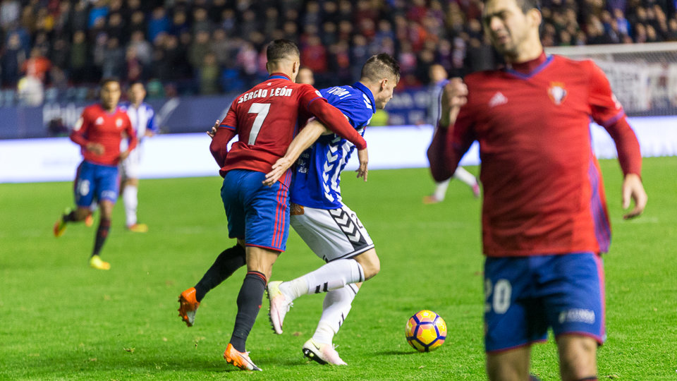 Partido entre Osasuna y Alavés (0-1) disputado en el estadio de El Sadar. IÑIGO ALZUGARAY (3)