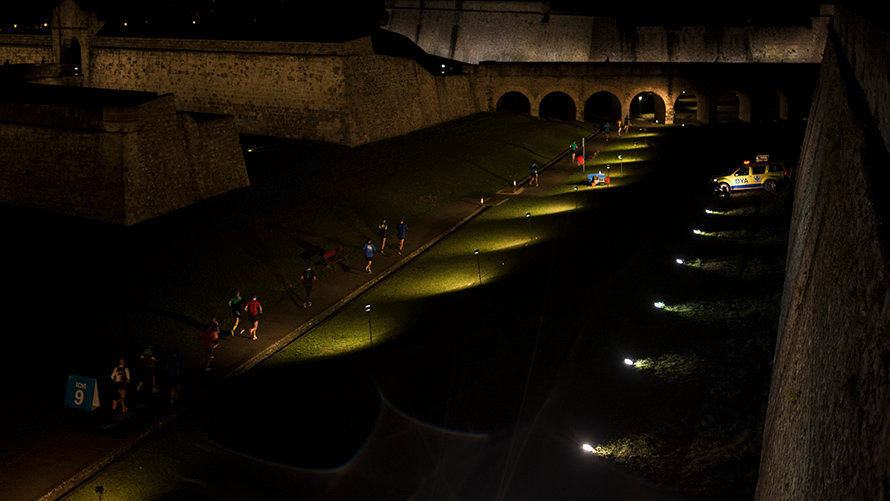 La nueva edición de la Carrera de las Murallas reúne a miles de corredores en Pamplona. MIGUEL OSÉS (46)