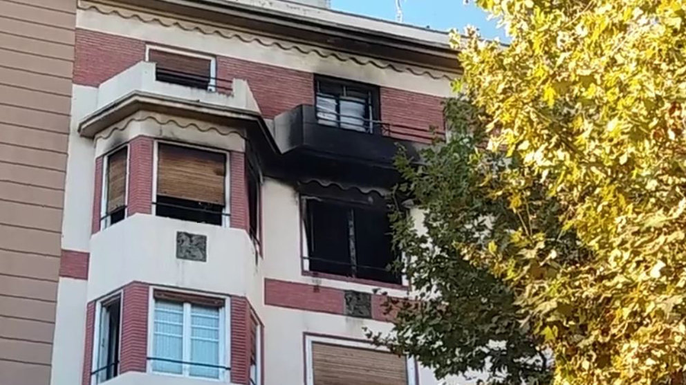 Imagen de la fachada del piso incendiado en Zaragoza, desde el que se ha lanzado una mujer para escapar de las llamas
