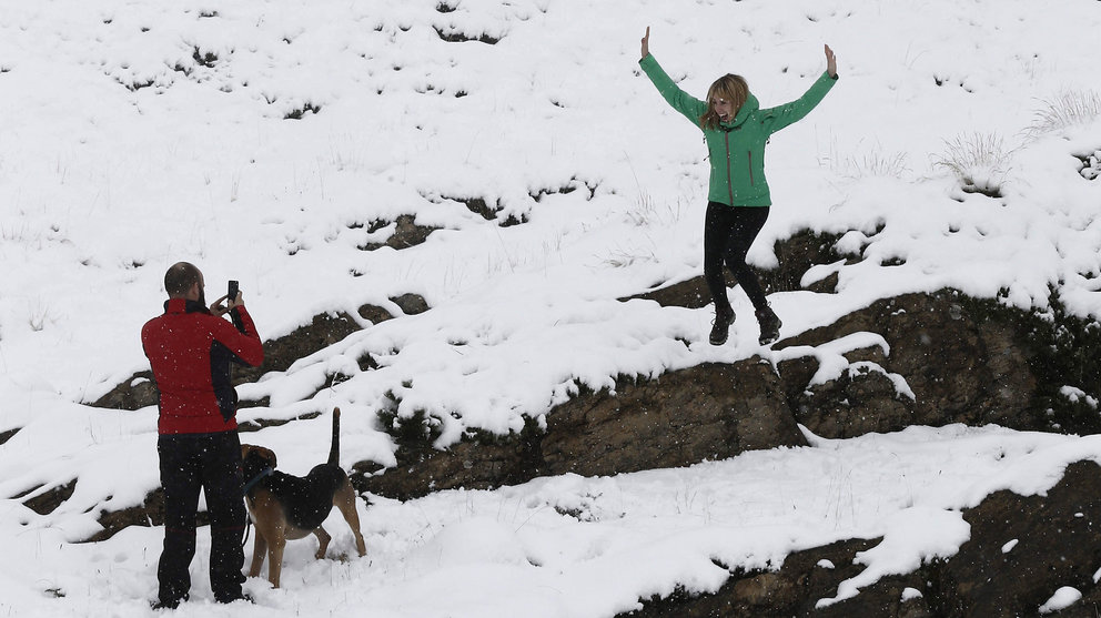 Un grupo de personas disfrutan en Belagua de la nieve caída esta madrugada que ha cubierto las montañas del pirineo navarro en la primera nevada de la temporada. EFE/Jesús Diges