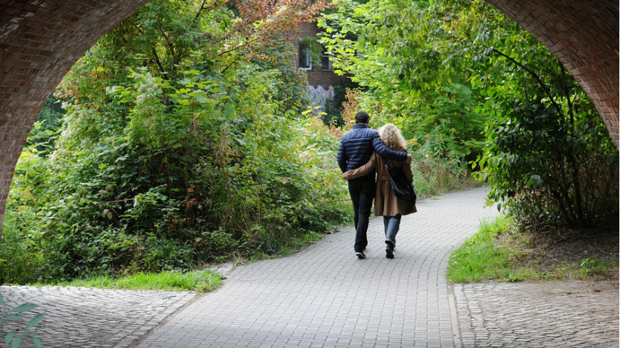 Una pareja paseando en una imagen de archivo. 