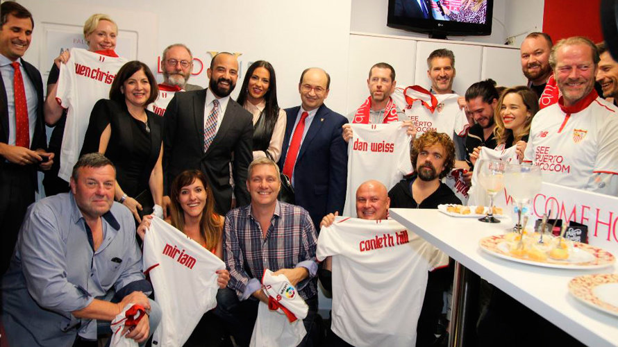 Los actores de la serie estadounidense Juego de Tronos posan con las camisetas del Sevilla tras el partido en el Sánchez Pizjuán. SEVILLA FC.