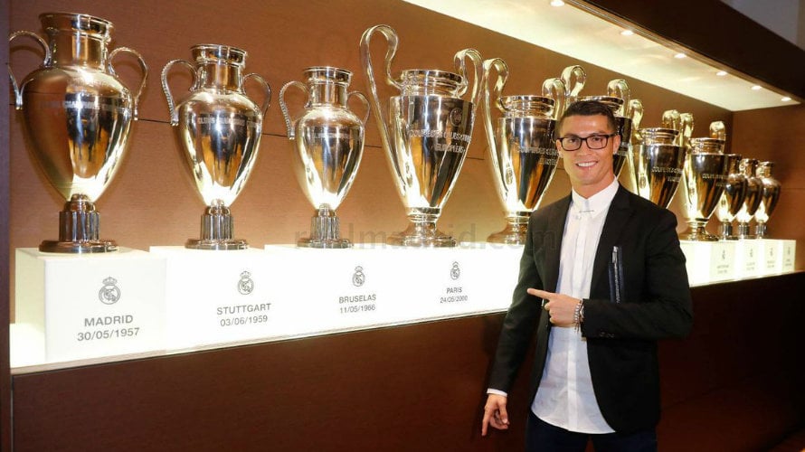 Ronaldo junto a las Copas de Europa del Real Madrid. Twitter R. Madrid.