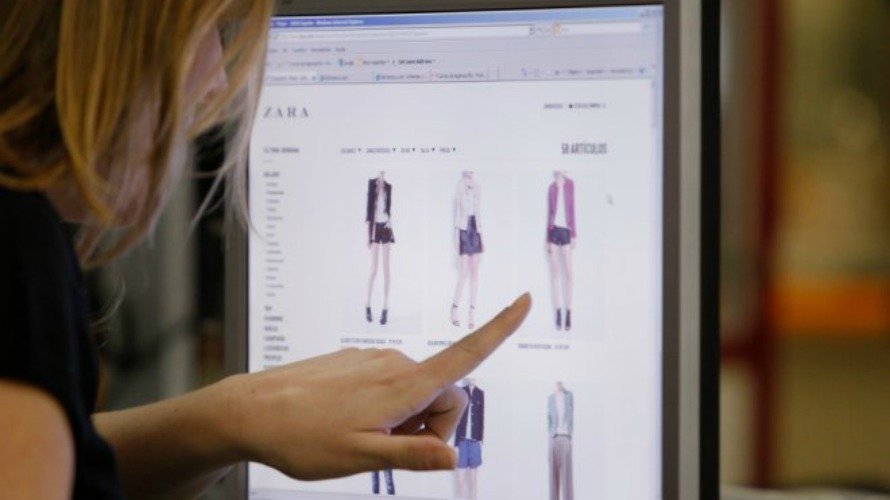 Una mujer mira ropa por internet. EFE