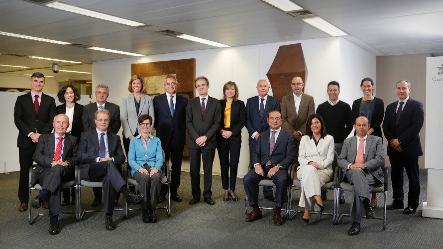 -imagen de grupo de todos los miembros del Comité Consultivo de Accionistas de CaixaBank con Jordi Gual.  