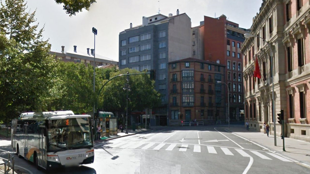 Imagen del tramo de la calle Navas de Tolosa de Pamplona situado frente al Parlamento