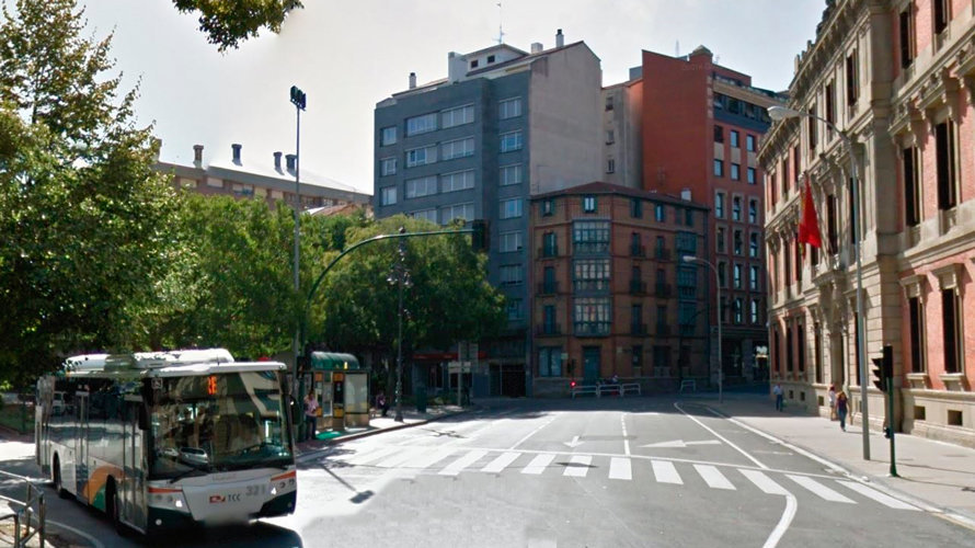 Imagen del tramo de la calle Navas de Tolosa de Pamplona situado frente al Parlamento.