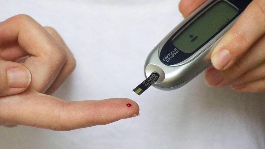 Una mujer se realiza una prueba para detectar si padece diabetes.