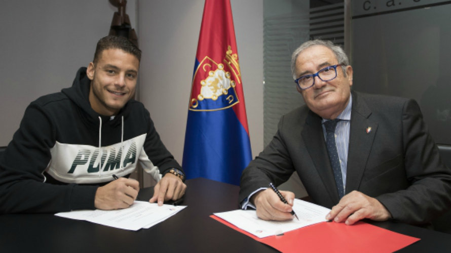 Tano Bonnin y Luis Sabalza firman el nuevo contrato. Web CA Osasuna.