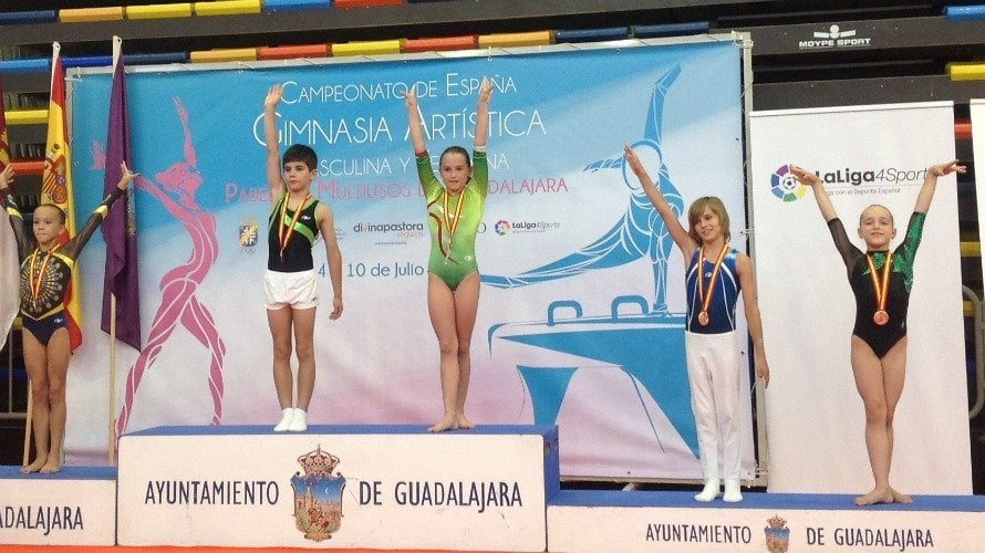 La navarra Alaine Hernández junto a otros gimnastas.