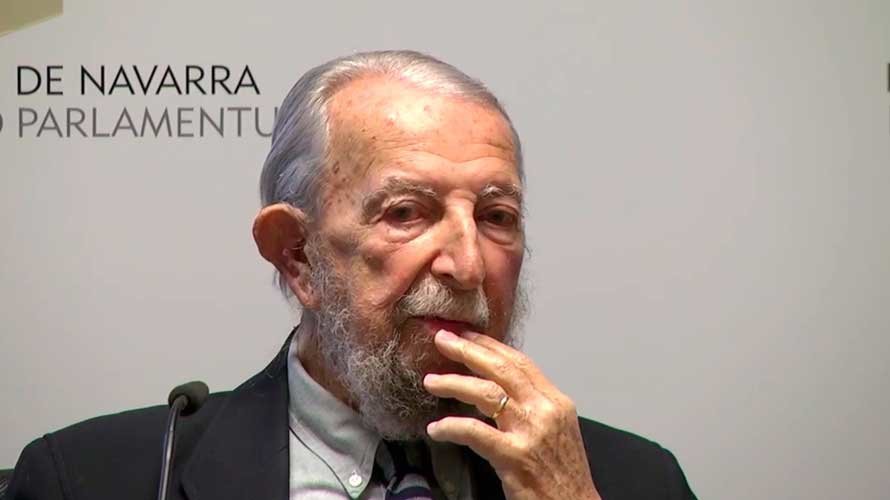 Fernando Redón Huici en una conferencia en el Parlamento de Navarra.
