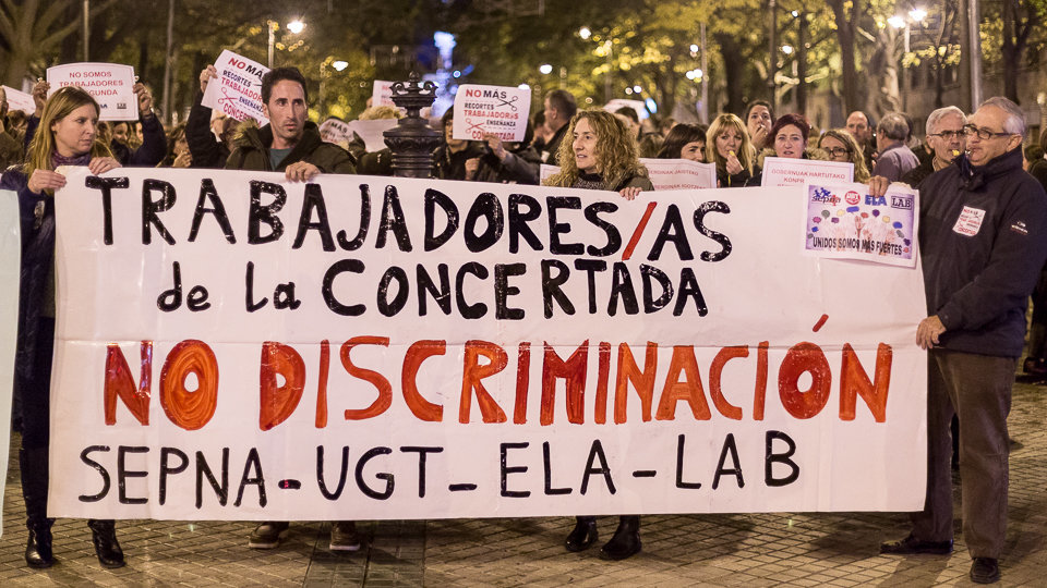 Concentración frente al Parlamento de Navarra convocada por los sindicatos de la enseñanza concertada contra los nuevos recortes planteados por Educación. IÑIGO ALZUGARAY (11)