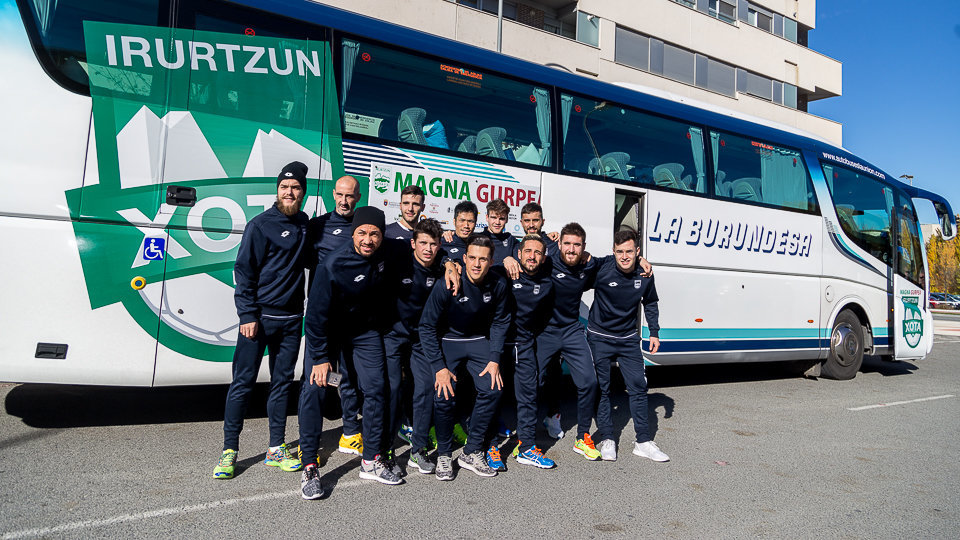 Magna Gurpea Xota estrena autobús en su desplazamiento a Murcia para jugar contra El Pozo (11). IÑIGO ALZUGARAY