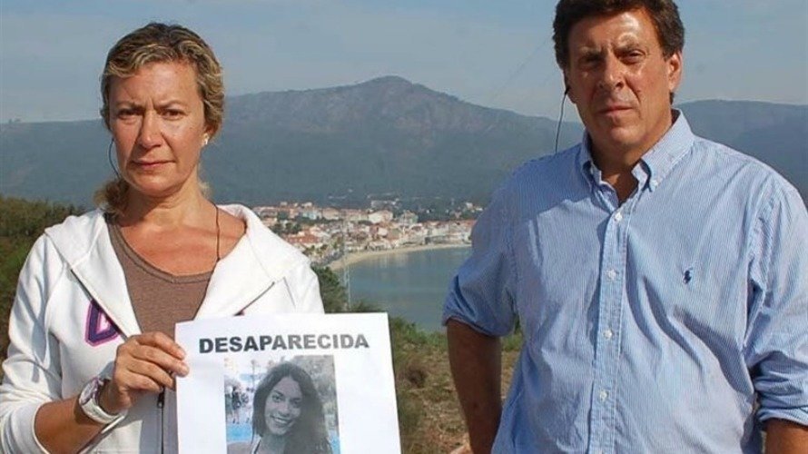 Los padres de Diana Quer muestran un cartel de su hija con la desaparición.