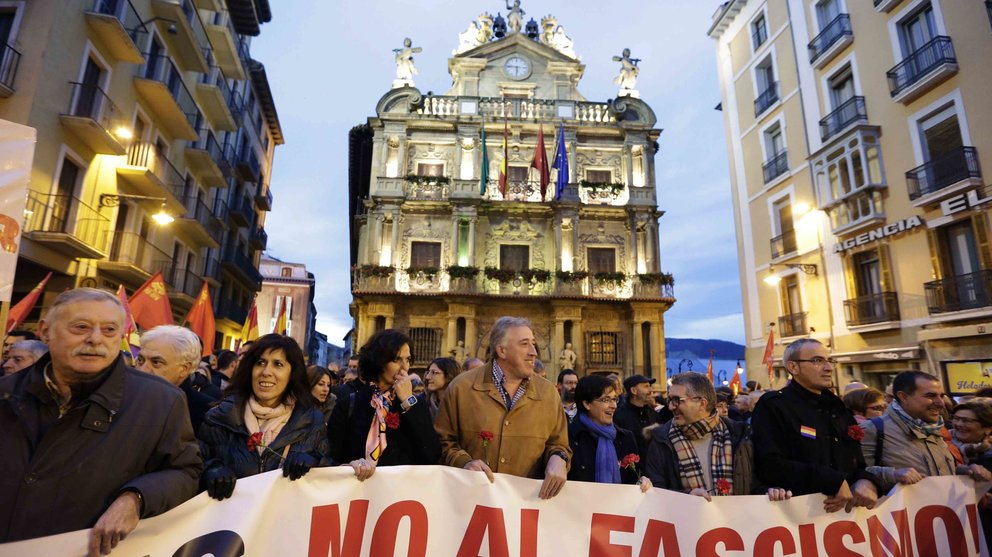 El alcalde de Pamplona, Joseba Asirón, y otros representantes municipales encabezan la marcha antifascista convocada por más de 70 colectivos. EFE/Villar López