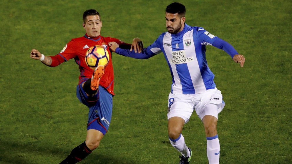 El defensa del Leganés Pablo Insúa (d) lucha el balón con el delantero Sergio León, de Osasuna en el estadio de Butarque, en Leganés. EFE/JuanJo Martin.