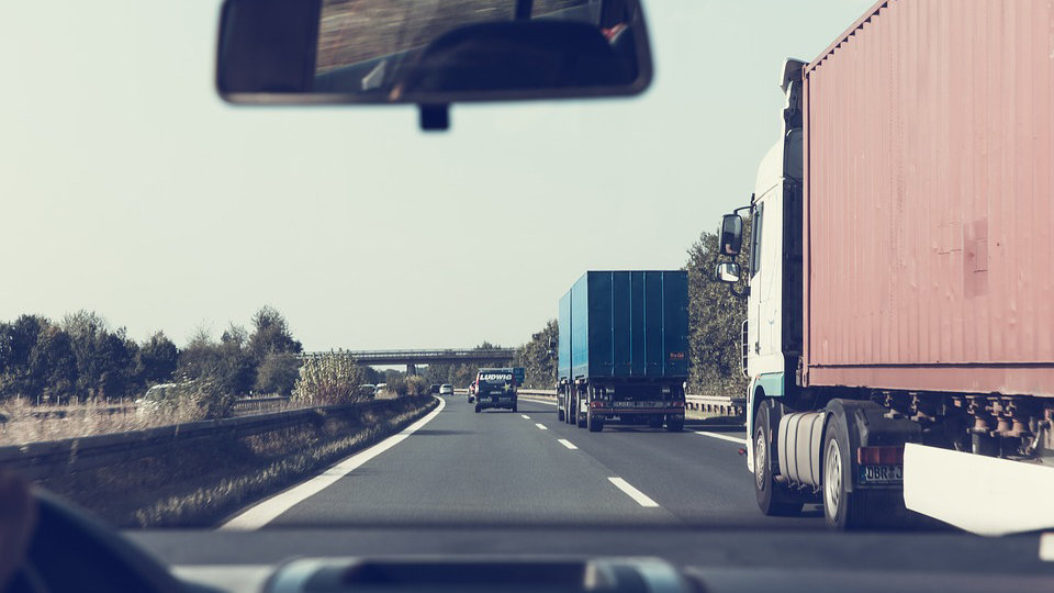 Varios camiones circulan por la autopista y son observados desde el interior de un vehículo. ARCHIVO