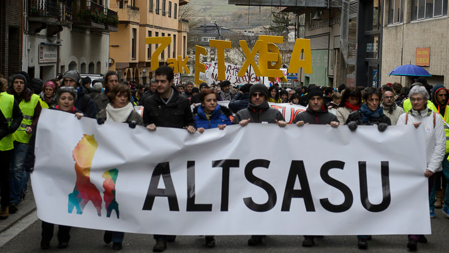 Miles de personas se manifiestan en Alsasua a favor del pueblo. PABLO LASAOSA15