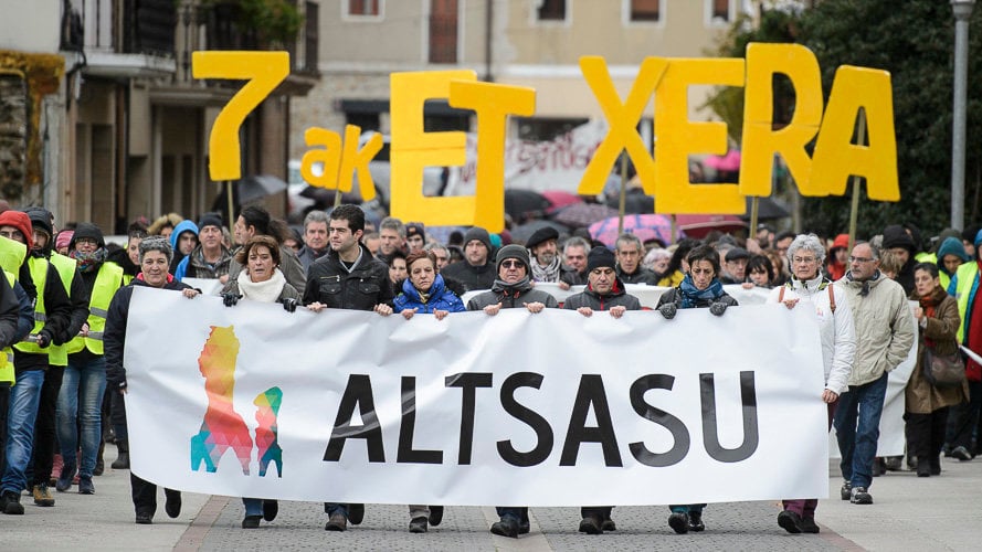 Miles de personas se manifiestan en Alsasua a favor del pueblo. PABLO LASAOSA16