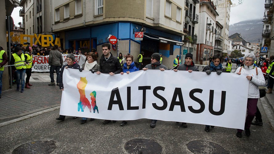 Miles de personas se manifiestan en Alsasua a favor del pueblo. PABLO LASAOSA21