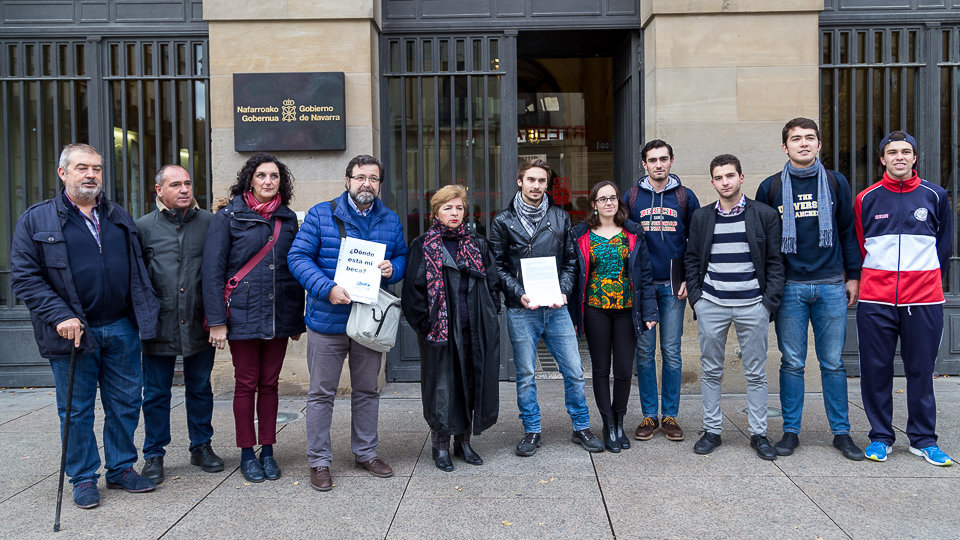 Alumnos de la Universidad de Navarra presentan un recurso contra la convocatoria de becas del Gobierno foral (1). IÑIGO ALZUGARAY