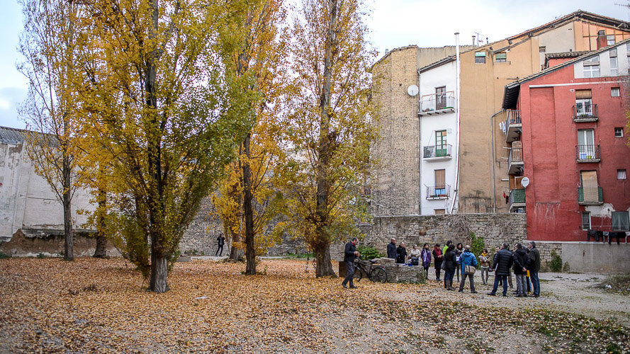 Miembros de la Comisión y la Gerencia de Urbanismo, encabezados por el alcalde de Pamplona, Joseba Asiron, visitan el Rincón de Pellejerías, espacio en el que se (2)