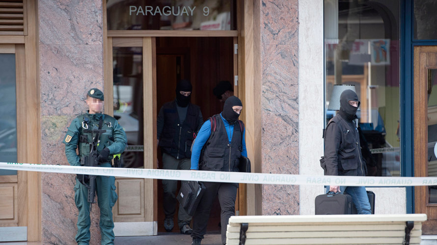 La Guardia Civil saca material del piso de Vitoria en el que vivía el presunto yihadista detenido en Irún. EFEADRIÁN RUIZ DE HIERRO.