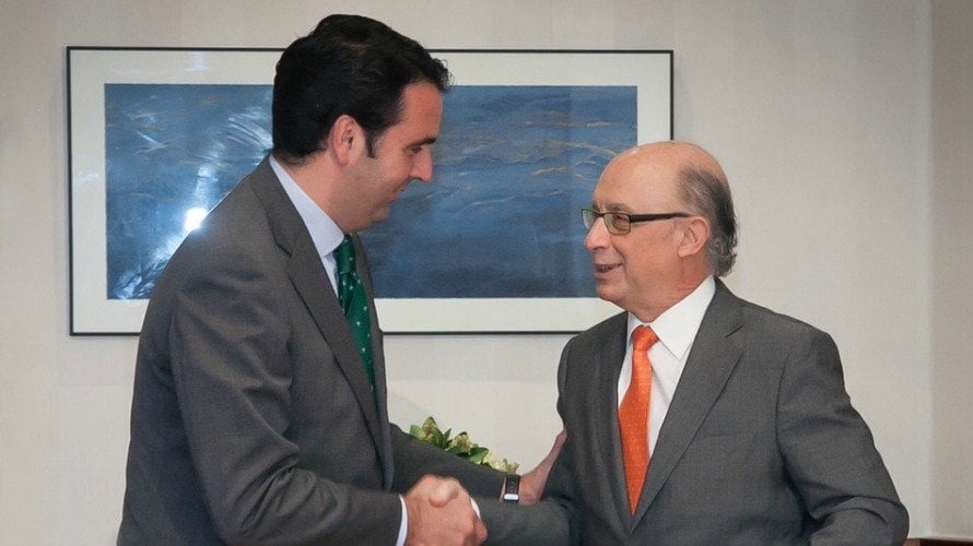 El regionalista Iñigo Alli y el ministro de Hacienda, Cristóbal Montoro. 
