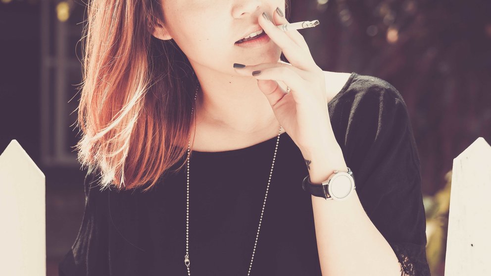 Una joven fuma un cigarrillo de tabaco Thong Vo ARCHIVO