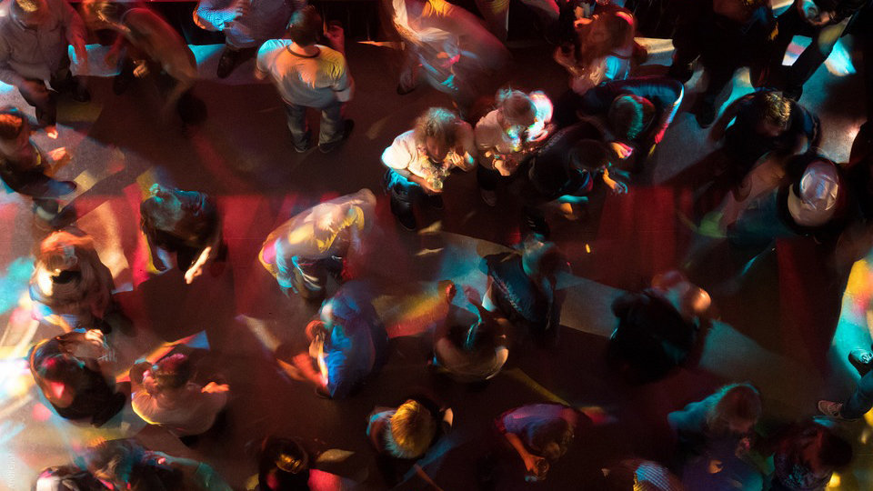 Imagen cenital de un grupo de personas bailando en una discoteca ARCHIVO
