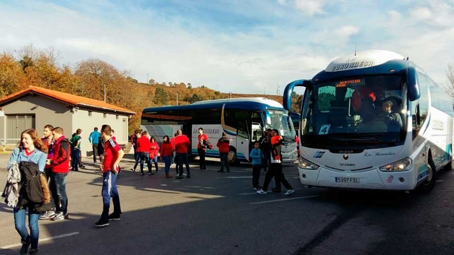 Los aficionados de Osasuna cogen los autobuses a primera hora para viajar hasta Gijón. Navarra.com