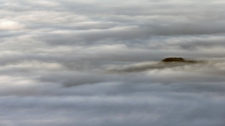 Tiempo. Un manto de nubes cubre la localidad de Yesa en una jornada en la que las temperaturas registrarán hoy un nuevo ascenso en Navarra EFE Diges