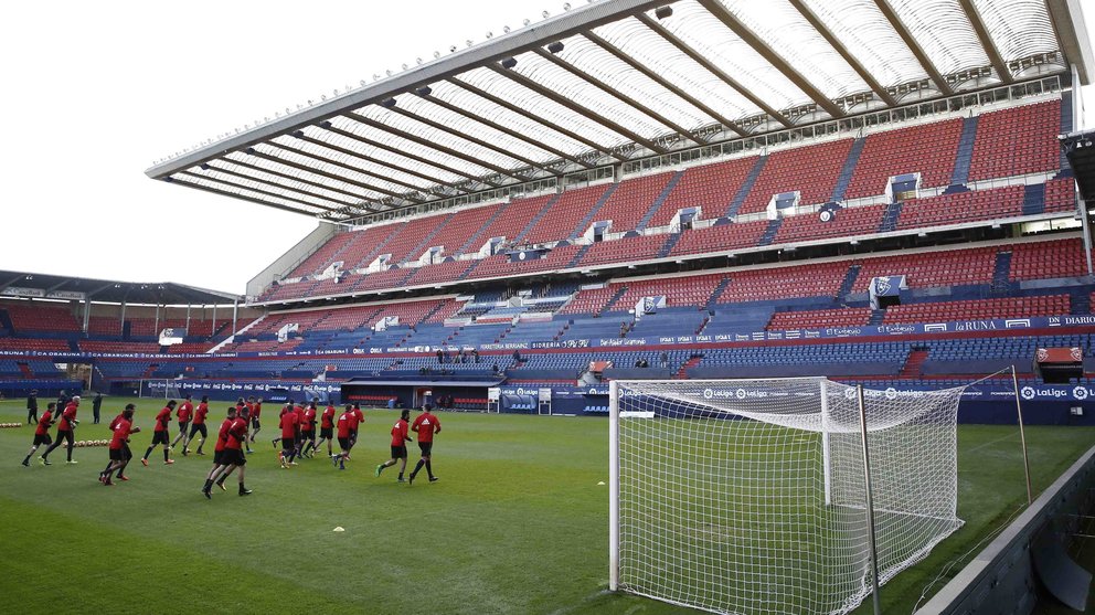 Los jugadores de Osasuna durante el entrenamiento en el estadio de El Sadar donde han estado preparando el partido que mañana sábado disputarán ante el F.C Barcelona. EFE/Jesús Diges