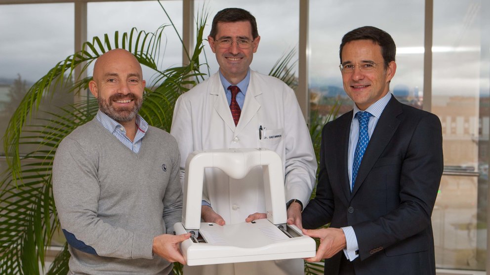 El doctor Gastaminza, de la Clínica Universidad de Navarra muestra el dispositivo Innoprick junto a David Luquin y Gustavo Pego, de Emprendimiento Universidad de Navarra