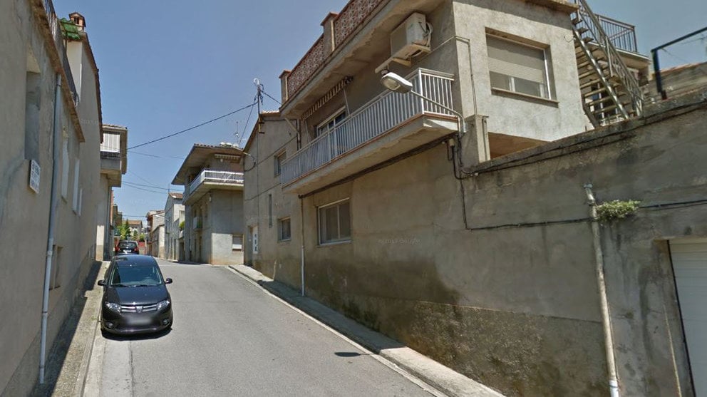 La calle de la localidad Sant Jaume de Llierca en la que ha fallecido una mujer al intentar frenar su coche que se desfrenaba en una cuesta