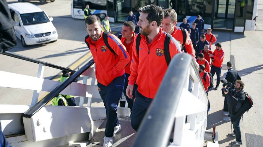 Los jugadores del barcelona suben al avión de Catar Airways. FC Barcelona.