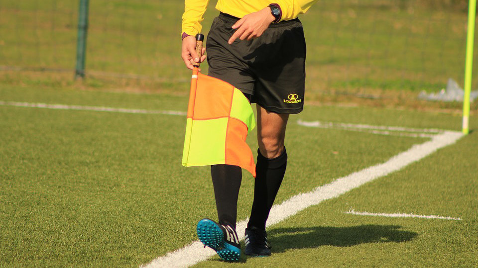 Un árbitro sigue un encuentro de fútbol en la línea de banda ARCHIVO