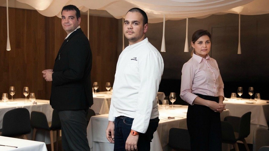 Xabier Aguadero, Jefe de Sala; Guillermo Llorente, Jefe de Cocina; y Renata Pereira, camarera.
