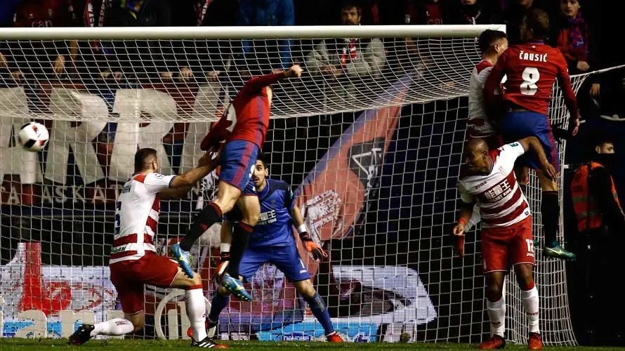 Las imágenes del partido disputado entre Osasuna y el Granada. EFE (2)